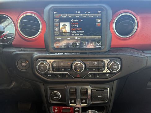 Used 2021 Jeep Wrangler Rubicon w/ Uconnect 4C Nav & Sound Group AWD/4WD image 17