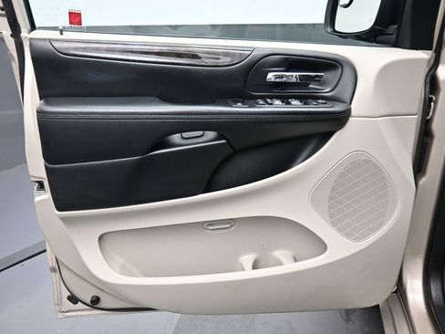 Used 2016 Dodge Grand Caravan SXT w/ Rear Park Assist Package image 9