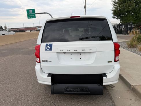 Used 2019 Dodge Grand Caravan SE FWD image 4