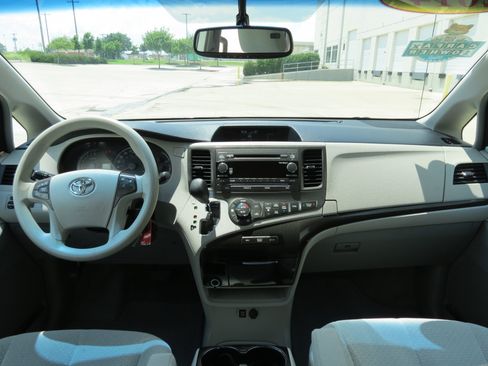 Used 2014 Toyota Sienna LE FWD image 11