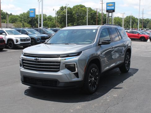 New 2026 Chevrolet Traverse LT w/ Sun and Wheel Package FWD image 7