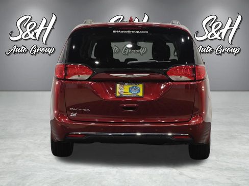 Used 2017 Chrysler Pacifica Touring-L FWD image 17