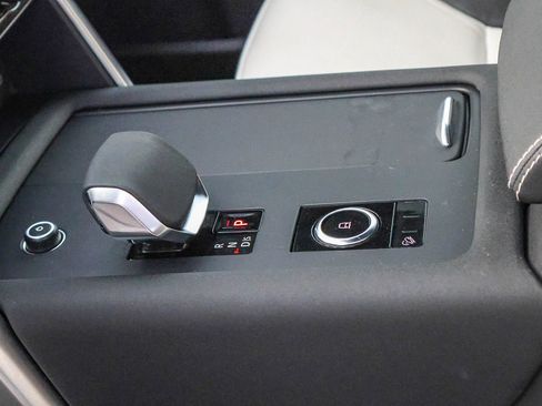 Used 2024 Land Rover Discovery Dynamic SE image 28