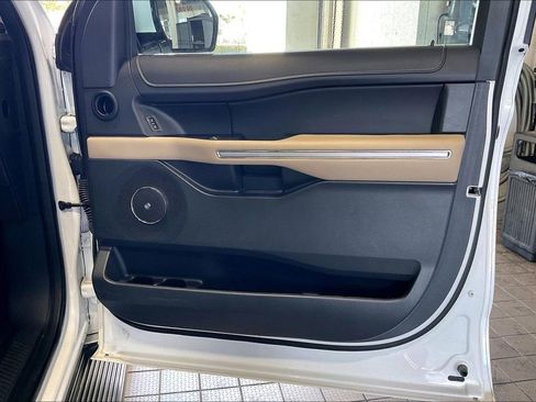 Used 2024 Ford Expedition Limited image 23