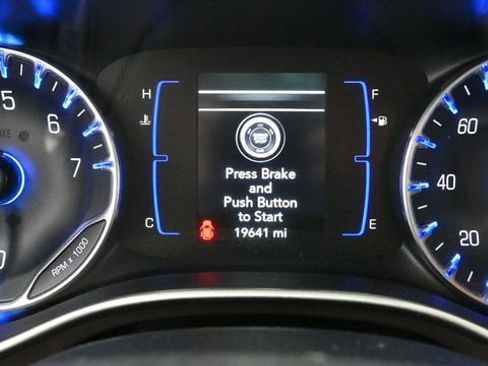 Used 2020 Chrysler Voyager L FWD image 21