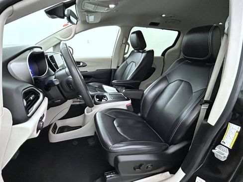 Certified 2023 Chrysler Pacifica Touring-L FWD image 10