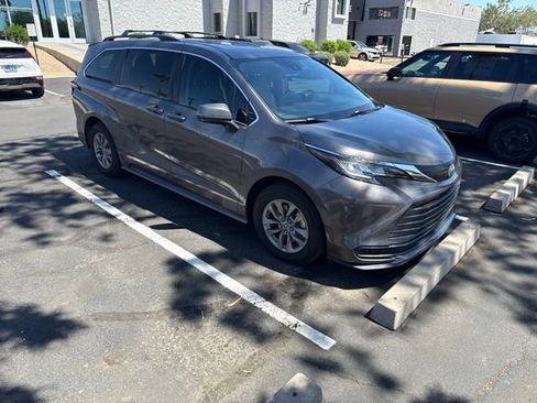 Used 2022 Toyota Sienna LE FWD image 3
