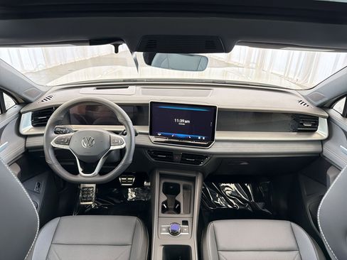 New 2026 Volkswagen Tiguan SE R-Line FWD image 17