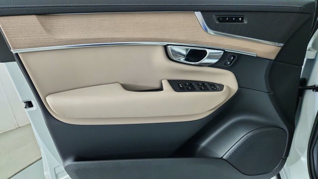 New 2026 Volvo XC90 T8 Plus w/ Protection Package AWD/4WD image 9