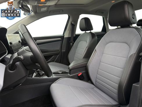 Used 2025 Volkswagen Jetta SE FWD image 9