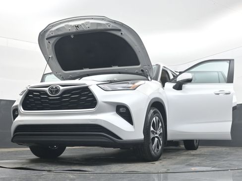 Used 2022 Toyota Highlander XLE AWD/4WD image 41