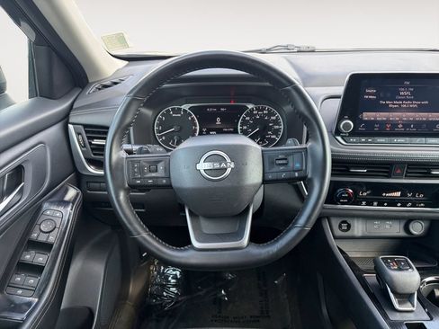 Used 2025 Nissan Rogue SV FWD image 12