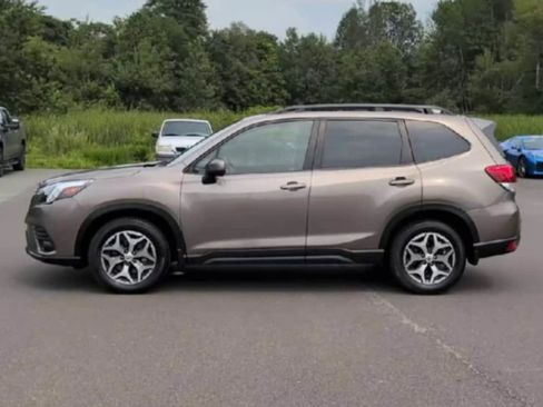 Used 2022 Subaru Forester Premium image 5