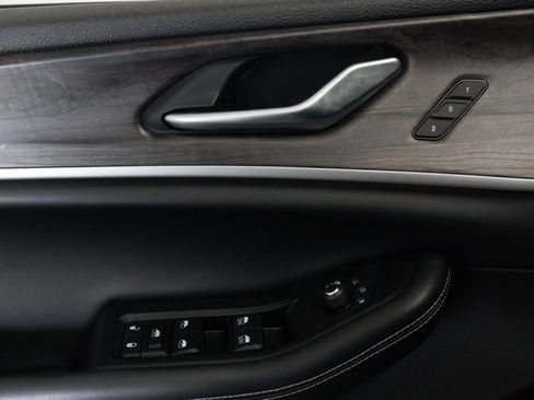 Used 2023 Jeep Grand Cherokee Limited w/ Black Appearance Package image 10