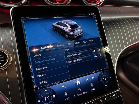 Used 2025 Mercedes-Benz GLC 300 4MATIC image 38