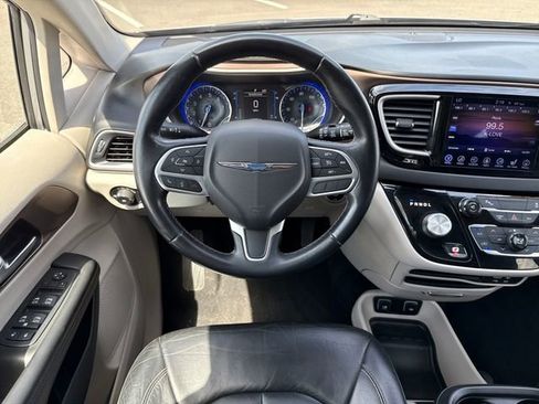 Used 2017 Chrysler Pacifica Touring-L FWD image 18
