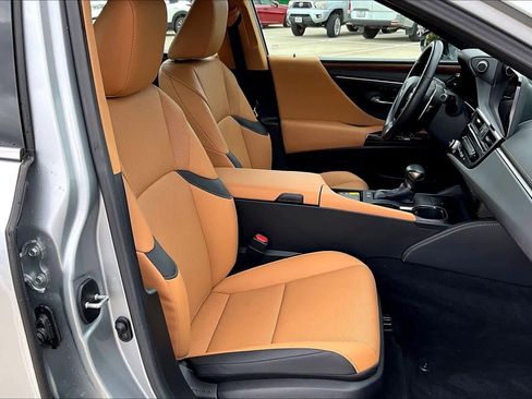 Used 2025 Lexus ES 300h w/ Premium Package image 9