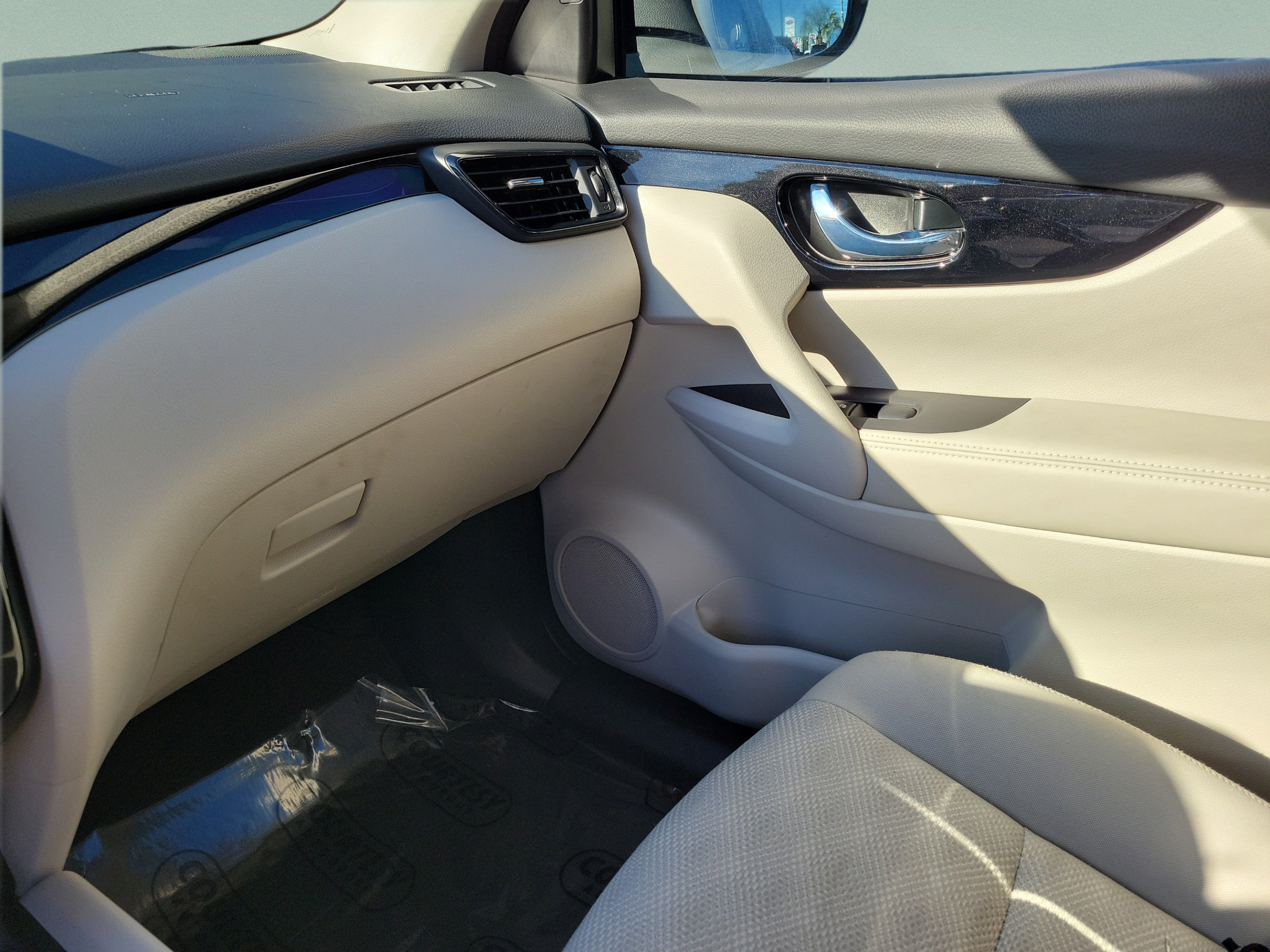 Used 2020 Nissan Rogue Sport SV FWD image 21