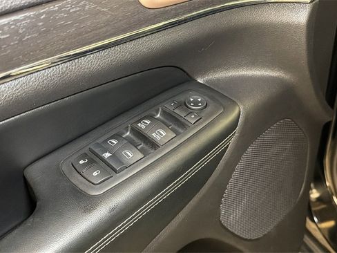 Used 2017 Jeep Grand Cherokee Limited image 25