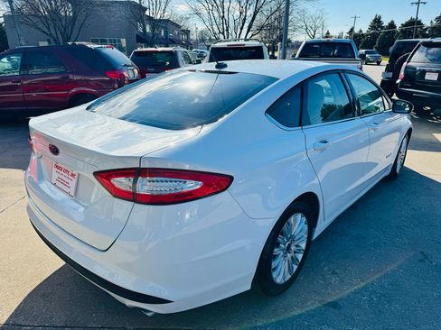 Used 2016 Ford Fusion SE FWD image 3