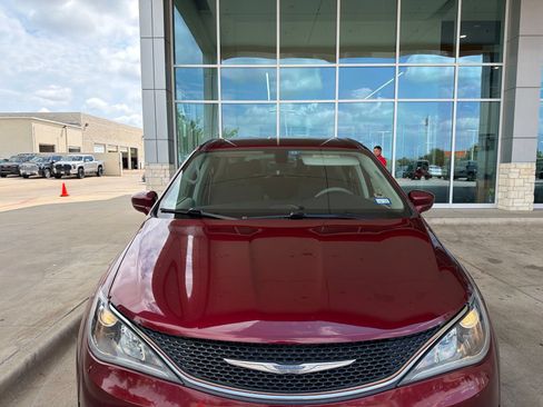 Used 2018 Chrysler Pacifica Touring Plus w/ Tire & Wheel Group FWD image 24