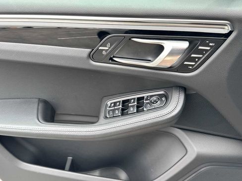 Used 2025 Porsche Macan image 12