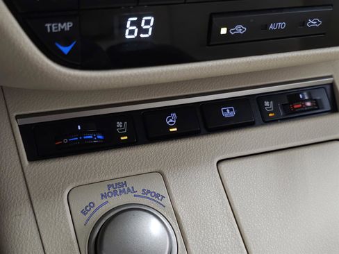 Used 2014 Lexus ES 300h w/ Luxury Package w/Bamboo Trim FWD image 26