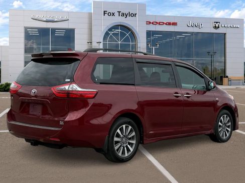 Used 2020 Toyota Sienna XLE w/ XLE Navigation Package AWD/4WD image 4