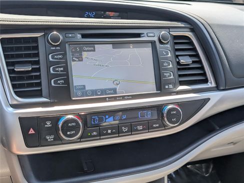 Used 2019 Toyota Highlander XLE AWD/4WD image 30