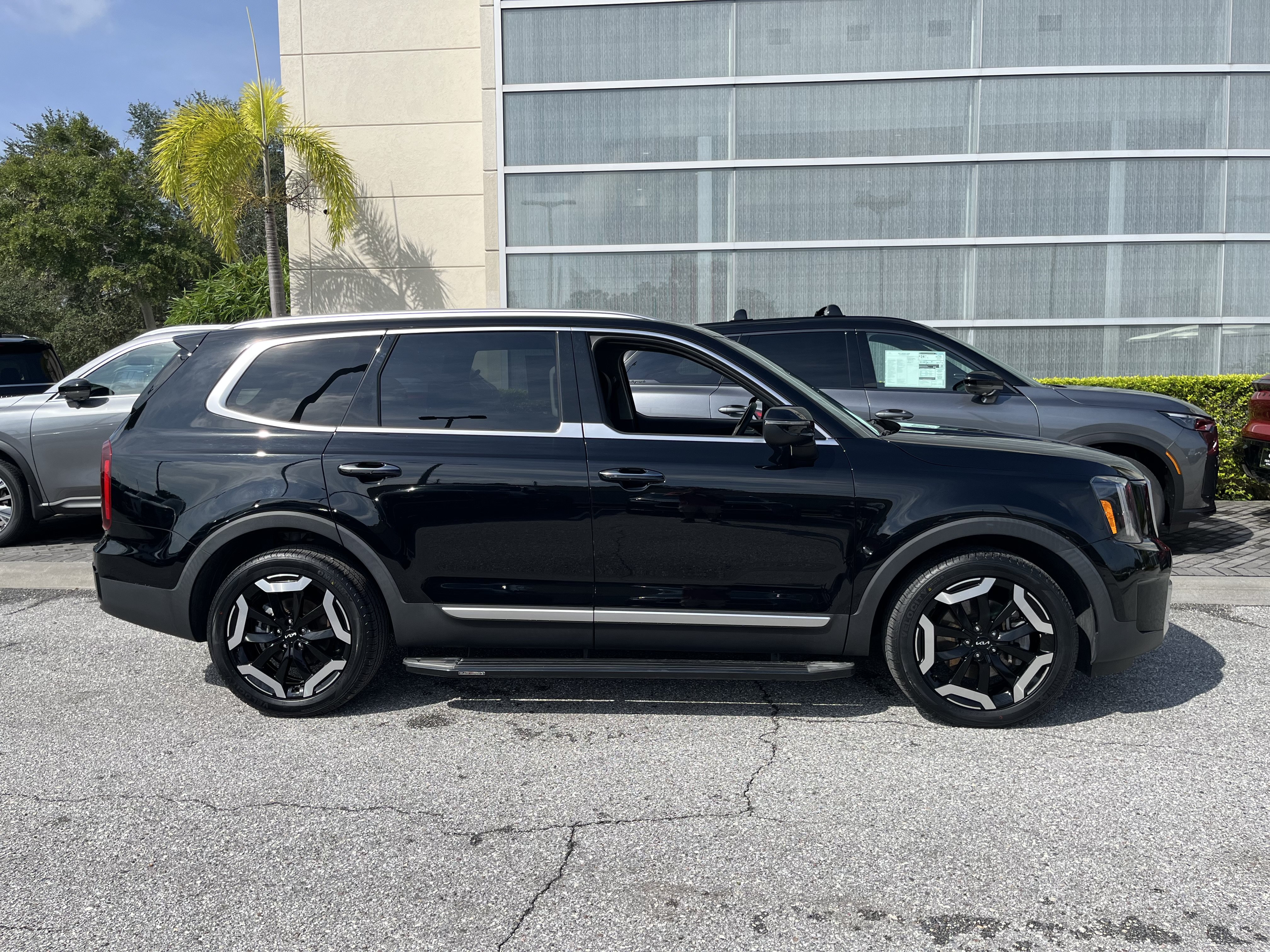 Used 2023 Kia Telluride S w/ S Sunroof Package FWD image 10