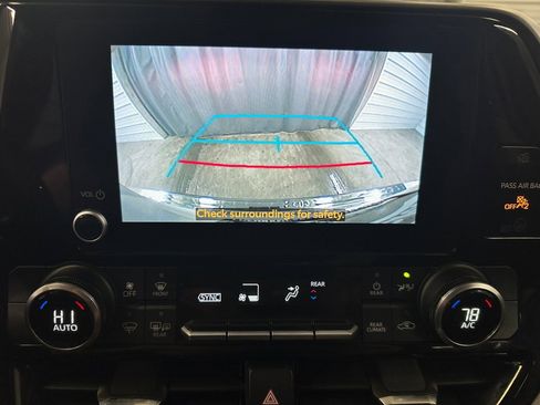 Used 2023 Toyota Highlander L FWD image 12