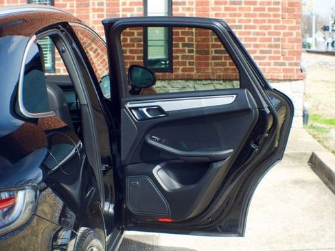 Used 2022 Porsche Macan image 43