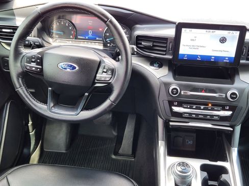 Used 2020 Ford Explorer XLT w/ Equipment Group 202A RWD image 9