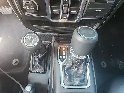Certified 2024 Jeep Wrangler Unlimited Sahara w/ Technology Group AWD/4WD image 5