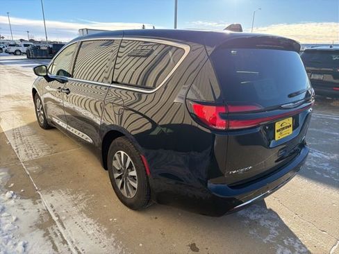 Used 2024 Chrysler Pacifica Select image 5