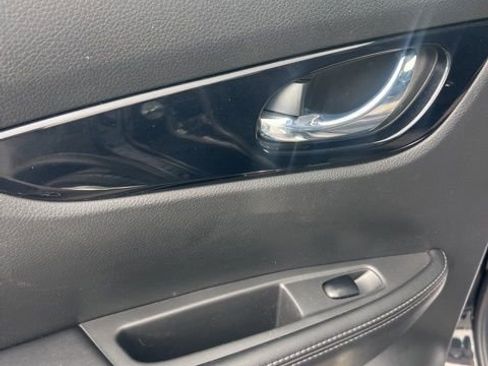 Used 2018 Nissan Rogue Sport SV w/ SV Technology Package image 13