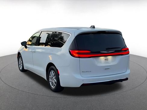 Used 2025 Chrysler Pacifica Select image 11