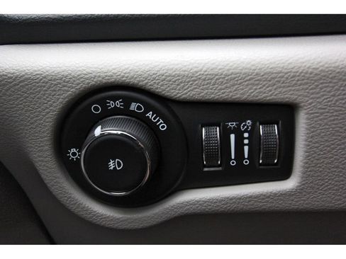 Used 2023 Chrysler Pacifica Touring-L image 20