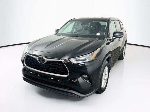 Used 2022 Toyota Highlander LE FWD image 3