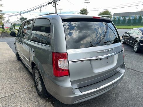 Used 2014 Chrysler Town & Country Touring-L w/ Driver Convenience Group FWD image 4