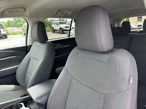 Used 2025 Ford Explorer Active AWD/4WD image 14