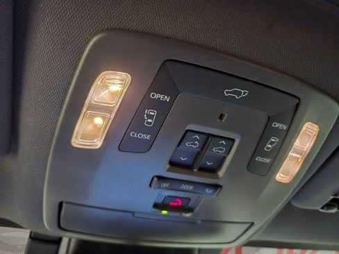 Used 2024 Toyota Sienna Platinum FWD image 31