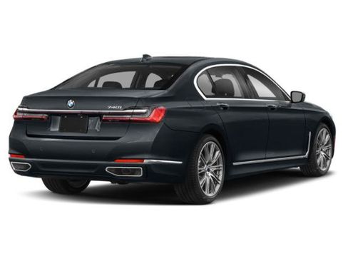 Used 2022 BMW 740i w/ M Sport Package RWD image 2