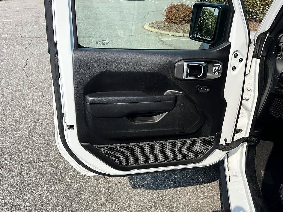 Used 2025 Jeep Wrangler Unlimited Rubicon AWD/4WD image 19