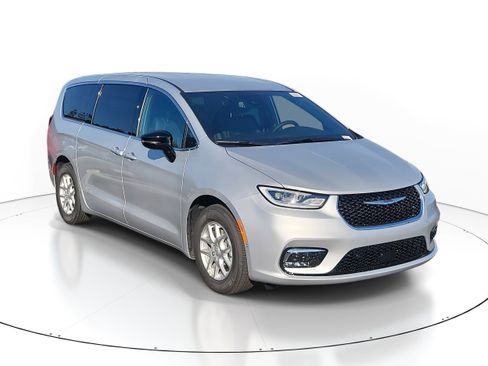 New 2026 Chrysler Pacifica Select image 2