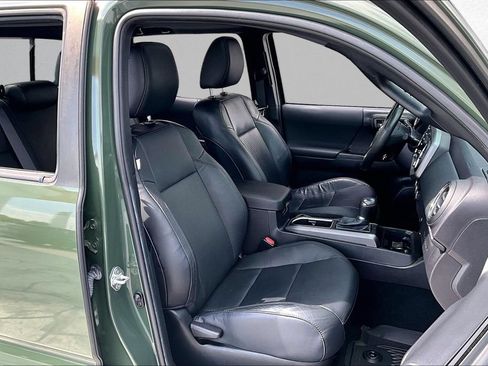 Used 2022 Toyota Tacoma TRD Sport w/ TRD Premium Sport Package RWD image 32