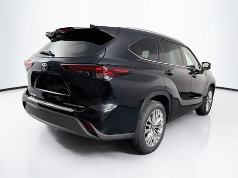 New 2026 Toyota Highlander Platinum AWD/4WD image 9