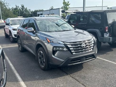 Used 2025 Nissan Rogue SV AWD/4WD image 2