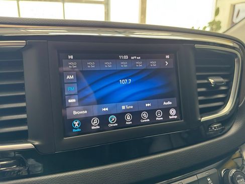 Used 2018 Chrysler Pacifica Touring-L FWD image 22