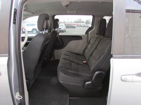 Used 2018 Dodge Grand Caravan SE w/ UConnect Hands-Free Group image 5